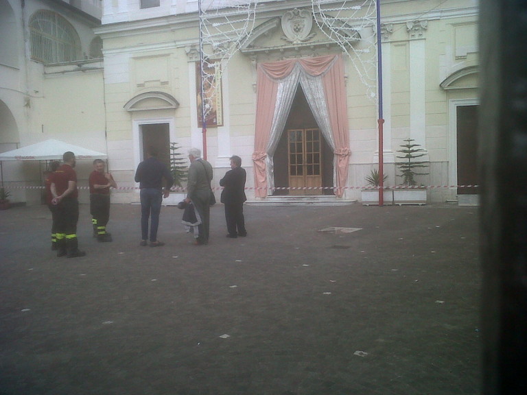 Cornicioni pericolanti, problemi per la chiesa di Campiglione