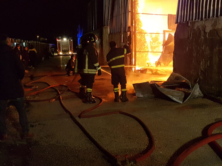 Grosso incendio in due capannoni di via Atellana, ancora impegnate 5 autobotti dei pompieri, Carabinieri e Vigili