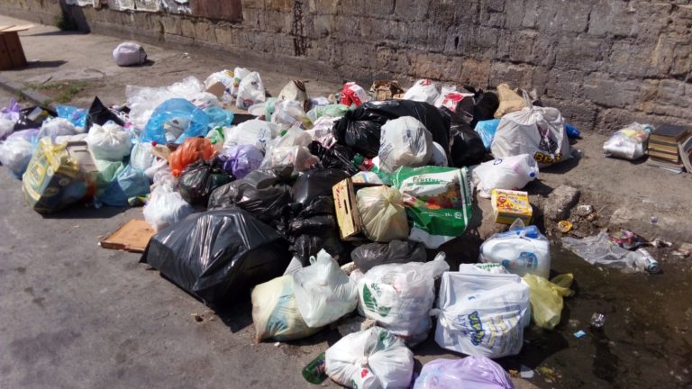 I Vigili Urbani multano una decina di cittadini che conferiscono i rifiuti fuori orario