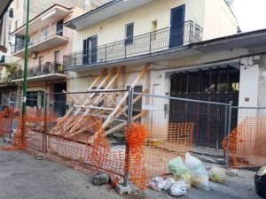 Cumuli di rifiuti in strada