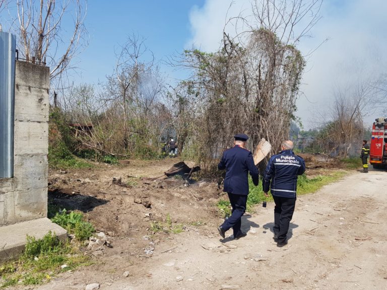 Pascarola, sequestrato dalla Municipale il terreno dove si sono incendiati i rifiuti