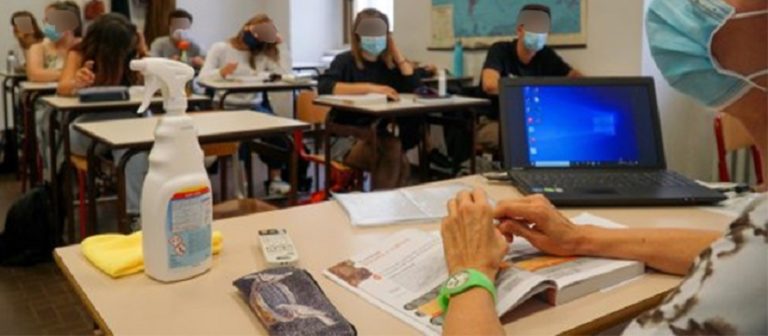 Scuole sempre più sole a fronteggiare il Covid