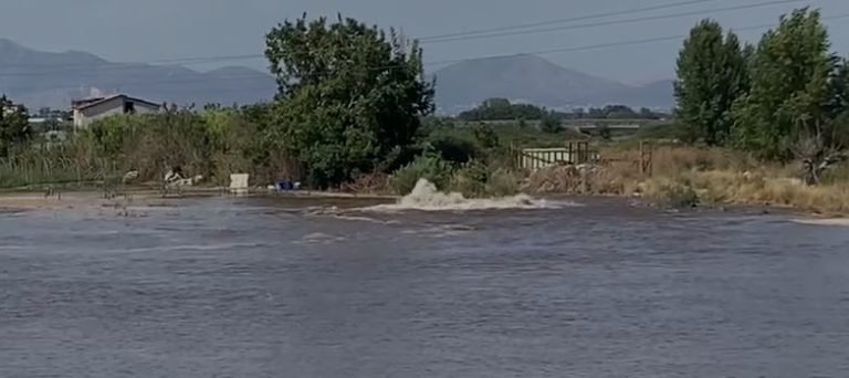 Grossa perdita d’acqua a via Salvemini, intervento dei Vigili del Fuoco