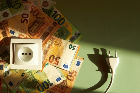 Caro energia, giù i contatori elettrici per 15 minuti nei negozi