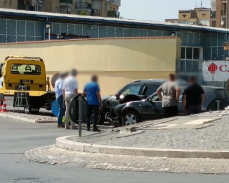 Scontro frontale tra due veicoli alla rotonda di via Necropoli