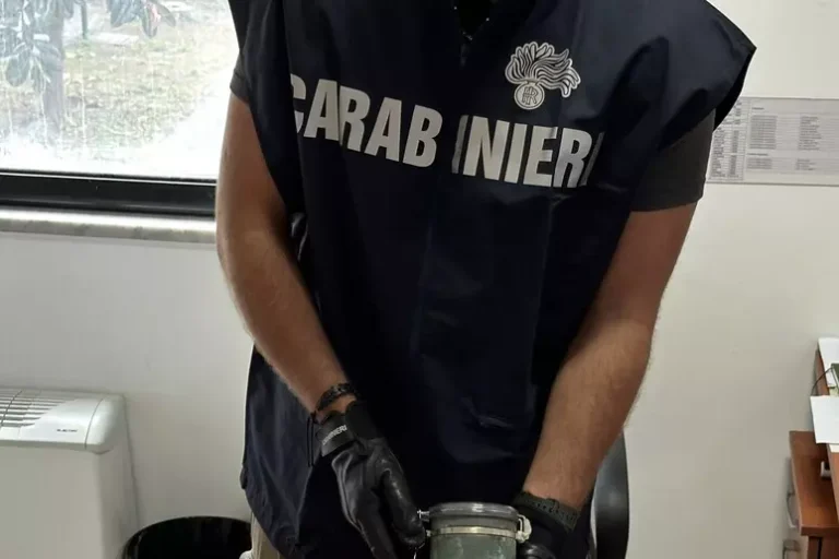 Arrestato mentre stava bruciando la droga. In carcere un 39enne di Caivano