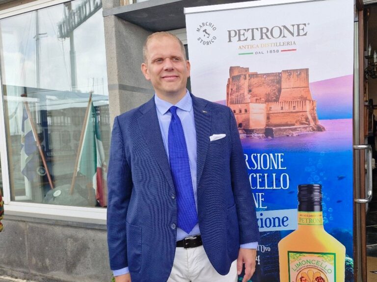 L’EVENTO. L’Antica Distilleria “Petrone” non finisce mai di stupire: nel golfo di Napoli storica immersione per 450 bottiglie di limoncello