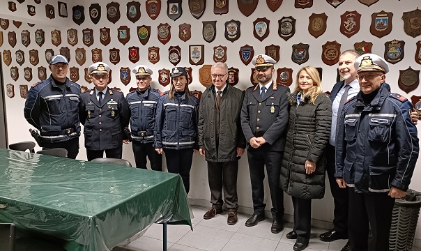 Tenta di derubare un anziano, intervento provvidenziale della Polizia Municipale